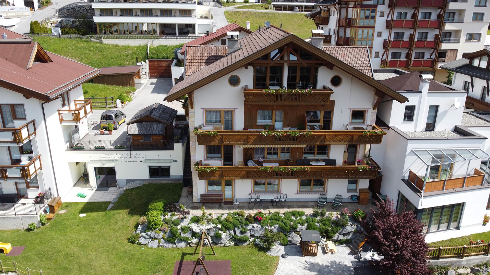 Haus Montjola Serfaus mit Sonnenterrasse, Liegewiese und Bergblick.