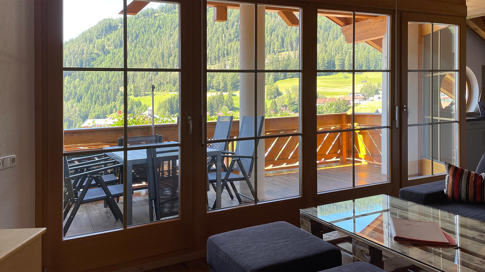 Balkon im Haus Montjola Serfaus mit Sitzmöbeln und Blick auf die Berge.